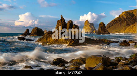 Seascape-bello, dinamica del tramonto su una spiaggia vulcanica - Playa Benijo, Tenerife Foto Stock