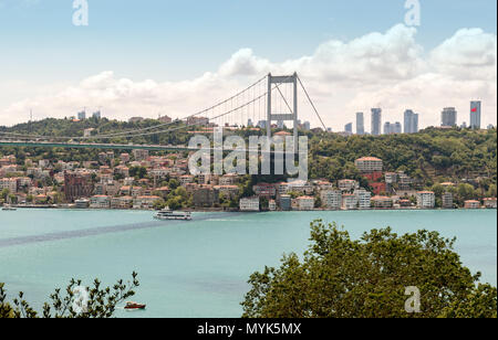 Una splendida vista diurna dello stretto del Bosforo di Istanbul con l'iconico ponte sospeso con il paesaggio urbano sullo sfondo, Foto Stock