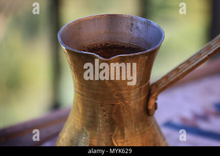 Primo piano di un libanese POT del caffè in ottone contenente il caffè turco. Foto Stock