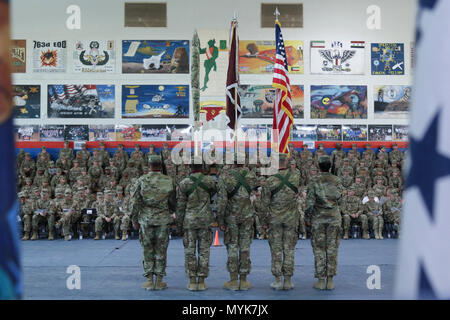 Soldati tenere i colori come sono in attesa per il trasferimento di autorità della cerimonia di iniziare tra il trentunesimo combattere ospedale di supporto e 86a supporto di combattimento Ospedale, nella zona 1 Centro Fitness, Camp Arifjan, Kuwait, 5 maggio. La 86CSH assumerà l autorità del militare degli Stati Uniti con Hospital-Kuwait Col. Bruce Syvinski e il comando Sgt. Il Mag. Daryl Forsythe come comando di team. Foto Stock