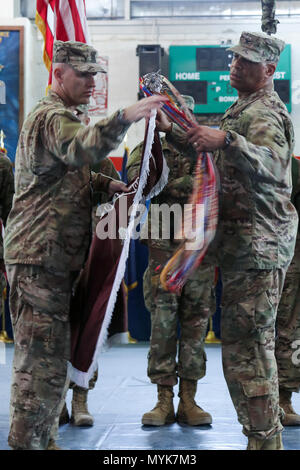 Col. George Kyle (a destra), il Comandante del trentunesimo combattere ospedale di supporto e comando Sgt. Il Mag. Robert Nelson, il comando sergente maggiore per la trentunesima CSH, casi l'unità di colori, durante un trasferimento di autorità cerimonia, nella zona 1 Centro Fitness, Camp Arifjan, 5 maggio. La cerimonia ha trasferito la competente degli Stati Uniti Ospedale militare - Kuwait a partire dal trentunesimo CSH per la 86CSH. Foto Stock