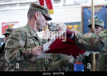 Il comando Sgt. Il Mag. Daryl Forsythe, il comando sergente maggiore per la 86Supporto di combattimento ospedale, rivela l'unità di colori, durante il trasferimento di autorità cerimonia, nella zona 1 Centro Fitness, Camp Arifjan, Kuwait, 5 maggio. La cerimonia si trasferisce le autorità degli Stati Uniti Ospedale militare - Kuwait a partire dal trentunesimo CSH per la 86CSH. Foto Stock