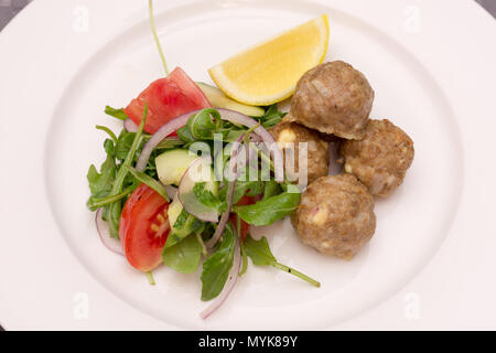 Le polpette di carne di agnello con insalata greca Foto Stock