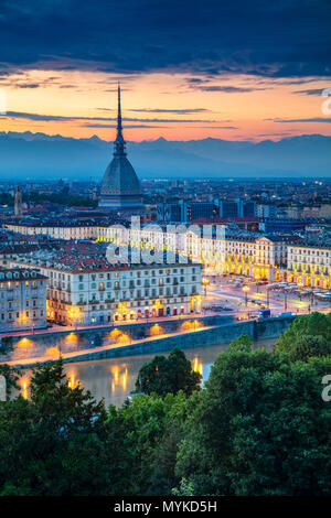 Torino. Antenna immagine cityscape di Torino, Italia durante il tramonto. Foto Stock