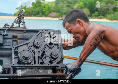 3 maggio 2018 - Arcipelago di Myeik, Myanmar. Fissaggio del pescatore barca motore. Foto Stock