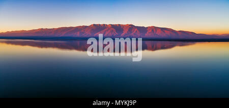 Vista aerea del lago artificiale Kerkini e la sua gamma di montagna al tramonto in Grecia del nord Foto Stock