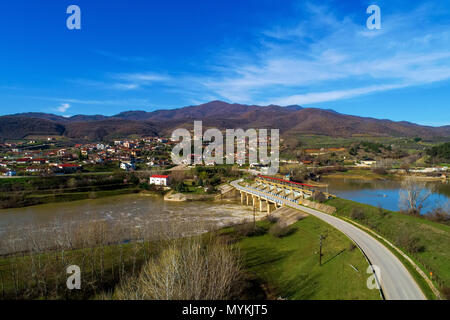 Vista aerea del lago artificiale Kerkini e il fiume Strymon con la diga a nord della Grecia Foto Stock