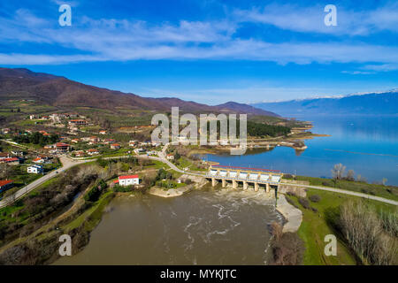 Vista aerea del lago artificiale Kerkini e il fiume Strymon con la diga a nord della Grecia Foto Stock