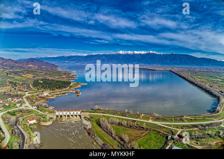 Vista aerea del lago artificiale Kerkini e il fiume Strymon con la diga a nord della Grecia Foto Stock