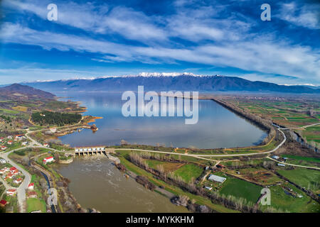 Vista aerea del lago artificiale Kerkini e il fiume Strymon con la diga a nord della Grecia Foto Stock