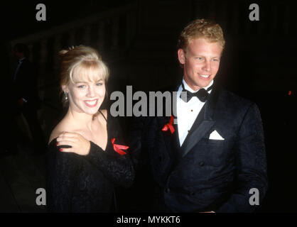 PASADENA, CA - 25 agosto: (L-R) Attrice Jennie Garth e attore Ian Ziering frequentare la xliii annuale di Primetime Emmy Awards su agosto 25, 1991 a Pasadena Civic Auditorium di Pasadena, in California. Foto di Barry re/Alamy Stock Photo Foto Stock
