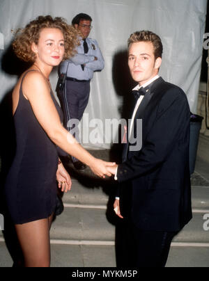 PASADENA, CA - 25 agosto: Attore Luke Perry frequentare la xliii annuale di Primetime Emmy Awards su agosto 25, 1991 a Pasadena Civic Auditorium di Pasadena, in California. Foto di Barry re/Alamy Stock Photo Foto Stock