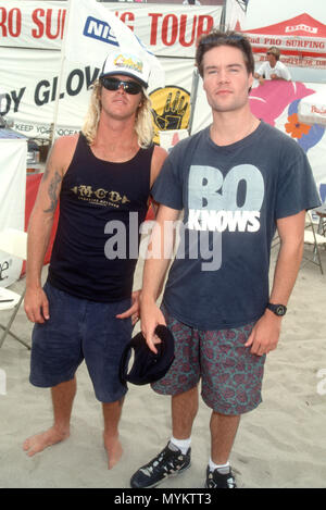 HUNTINGTON Beach, CA - 24 agosto: Attore Bojesse Christopher (R) e valutazione frequentare Bud Pro Surf concorrenza su agosto 24, 1991 a Huntington Beach, California. Foto di Barry re/Alamy Stock Photo Foto Stock