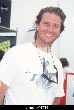 HUNTINGTON Beach, CA - 24 agosto: Attore Brett Cullen assiste Bud Pro Surf concorrenza su agosto 24, 1991 a Huntington Beach, California. Foto di Barry re/Alamy Stock Photo Foto Stock