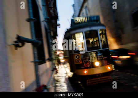 Lisbona, Portogallo - Maggio 07, 2018: movimento sfocato il tram a Lisbona, Portogallo . Foto Stock