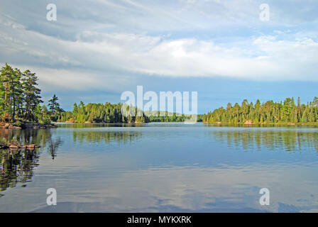 Mattina ombre sul lago Saganagons in Quetico Provincial Park Foto Stock