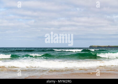 Guardando verso la testa di NOS e il faro da Sinclair's Bay nei pressi di stoppino in Caithness in Scozia. 22 Maggio 2018 Foto Stock