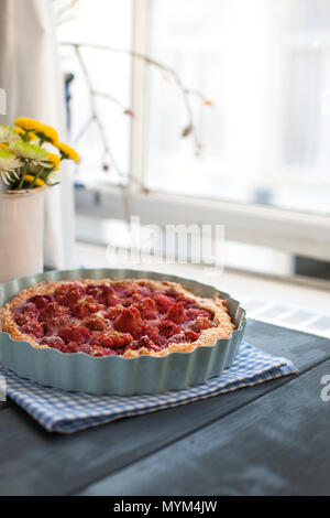 Aprire la torta con le fragole in vaso blu per la prima colazione, vicino alla finestra e la luce del giorno. In casa la cottura. Spazio libero per il testo. Spazio di copia Foto Stock