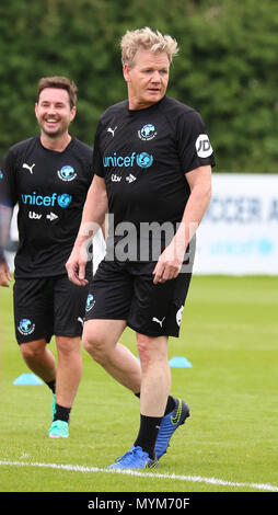 Martin Compston (sinistra) e Gordon Ramsay durante il mondo XI del team di sessione di allenamento per il calcio aiuti per l'UNICEF a Motspur Park, Londra. Foto Stock