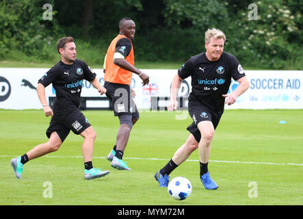 Mondo XI (da sinistra a destra) Martin Compston, Usain Bolt e Gordon Ramsay sulla palla durante il mondo XI del team di sessione di allenamento per il calcio aiuti per l'UNICEF a Motspur Park, Londra. Foto Stock