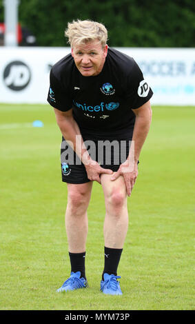 Gordon Ramsay durante il mondo XI del team di sessione di allenamento per il calcio aiuti per l'UNICEF a Motspur Park, Londra. Foto Stock