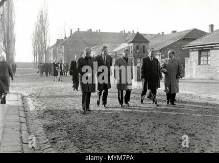 I politici in visita ai campi di concentramento dopo WW2, Auschwitz, Polonia 1940s Foto Stock