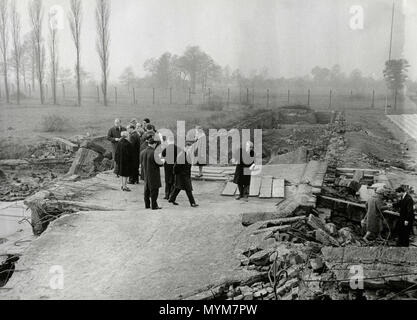 I politici in visita ai campi di concentramento dopo WW2, Auschwitz, Polonia 1940s Foto Stock