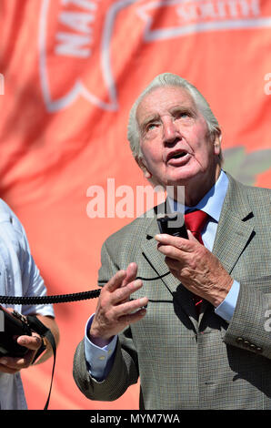 Dennis Skinner MP (Manodopera: Bolsover) ex minatore, parlando del Regno Unito minatori " campagna di pensione nel Rally di Westminster, 6 giugno 2018 Foto Stock