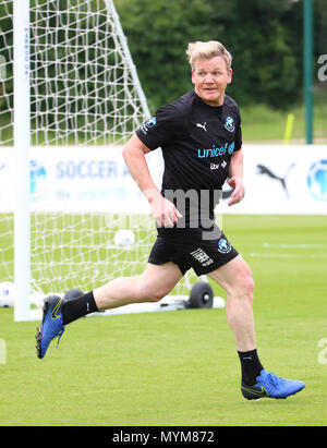 Gordon Ramsay durante il mondo XI del team di sessione di allenamento per il calcio aiuti per l'UNICEF a Motspur Park, Londra. Stampa foto di associazione. Picture Data: giovedì 7 giugno 2018. Vedere PA storia SOCCER Aiuto. Foto di credito dovrebbe leggere: Isabel Infantes/PA FILO Foto Stock