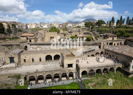 Vista sull'antico sito archeologico romano di Ercolano con il Vesuvio dietro, Ercolano, Napoli, Campania, Italia, Europa Foto Stock