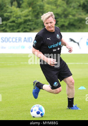 Gordon Ramsay durante il mondo XI del team di sessione di allenamento per il calcio aiuti per l'UNICEF a Motspur Park, Londra. Stampa foto di associazione. Picture Data: giovedì 7 giugno 2018. Vedere PA storia SOCCER Aiuto. Foto di credito dovrebbe leggere: Isabel Infantes/PA FILO Foto Stock