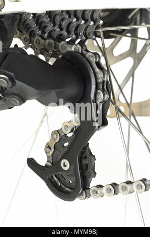 Bicicletta ingranaggio posteriore i componenti di assemblaggio. Nero e argento contro uno sfondo bianco Foto Stock