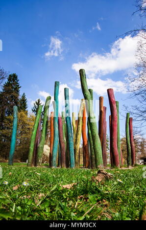 Il parco all'aperto in scena con parco giochi per bambini, giornata di sole e cielo blu e nuvole bianche Foto Stock