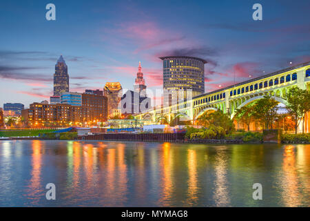 Cleveland, Ohio, Stati Uniti d'America downtown skyline della città sul fiume Cuyahoga al crepuscolo. Foto Stock