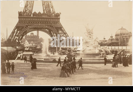 . Inglese: fotografia in bianco e nero scattate durante l'Exposition Universelle (1889) da Champ-de-Mars verso il Trocadero palace (1878) mostra la fontana monumentale (1889) in primo piano della Torre Eiffel e arco, sulla destra dell'ingresso principale del thePalace di Fine-Arts. Le tende a strisce su entrambi i lati della Champ-de-Mars, tipico per il 1889 esposizione e il Palazzo delle Belle Arti sono state distrutta dopo l'evento. 1889. Sconosciuto 408 Esposizione di Parigi 1889 Champ-de-Mars verso Trocadero Foto Stock