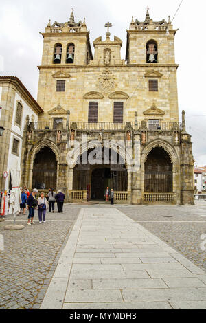 Street view della facciata ovest della cattedrale gotica chiesa di Braga, Portogallo. Foto Stock