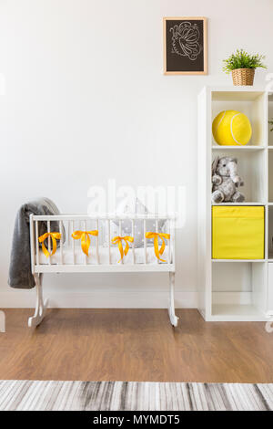 Immagine ritagliata di un accogliente il bianco e il giallo baby room Foto Stock