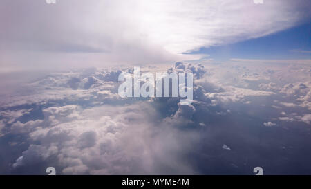 Vista panoramica del sole che splende sopra formazioni di nubi in alto nel cielo. Foto Stock