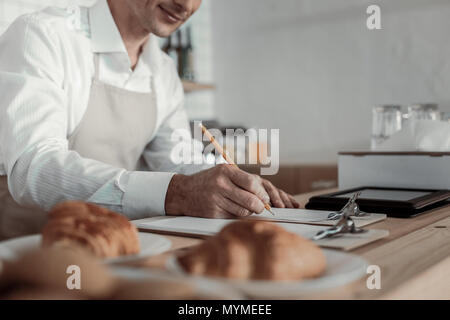 Incentrato sulla fotografia di mano maschio che forma di riempimento Foto Stock