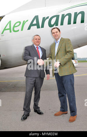 Cerimonia inaugurale Aer Arann service da Waterford, Irlanda. ATR 42 EI-EHH settore volato a nome di Aer Lingus. Incontrato dal chief exec Paolo Shutz & Alastair Welch Foto Stock