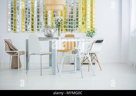 Sala comune con tavoli e sedie, lampadari, Carrello da Sala comune con tavoli e sedie, lampadari, Carrello da