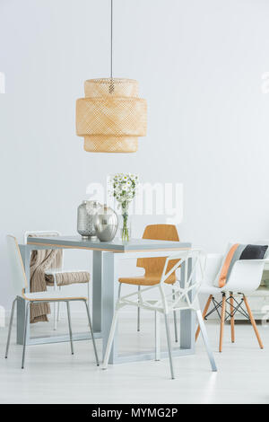 Sala comune con tavoli e sedie, lampadari, Carrello da Sala comune con tavoli e sedie, lampadari, Carrello da