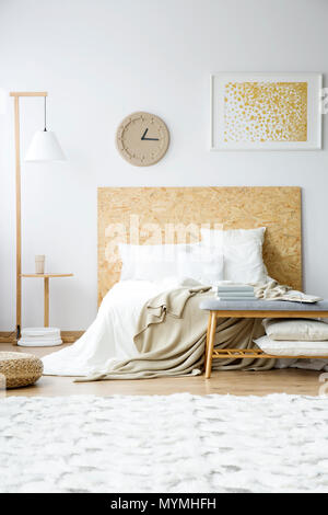 Panca di legno con cuscino all'interno della camera da letto moderna Foto  stock - Alamy