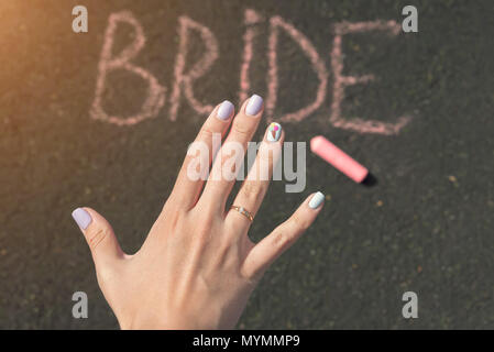Bambino la mano attrae i cuori, disegni chalk su asfalto Foto Stock