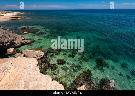 Les Rotes spiaggia rocciosa vicino a Sant Antonio cape, Denia, provincia di Alicante, Costa Blanca, Spagna Foto Stock