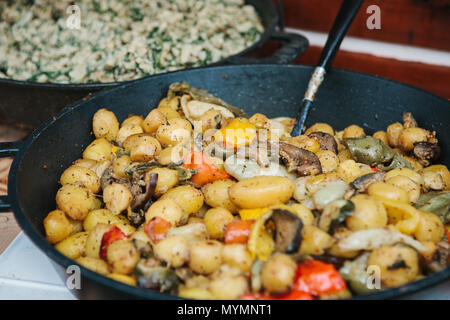 Preparazione del piatto di verdure da funghi e verdure in una padella Foto Stock