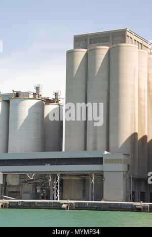 Silos per il grano presso il porto di Barcellona Foto Stock