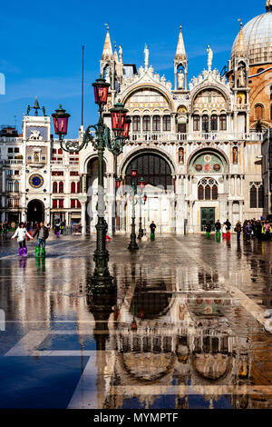 Acqua Alta (Alta Marea) In Piazza San Marco, Venezia, Italia Foto Stock