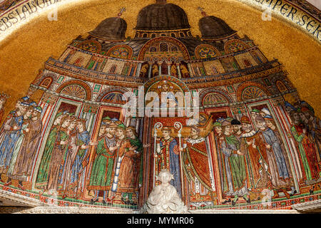 Un mosaico variegato sulla parte esterna del la Basilica di San Marco, Piazza San Marco, Venezia, Italia Foto Stock