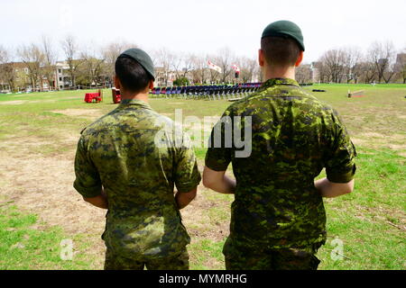 Montreal, QC /Canada-May 6th, 2018 : 2 canadese guardie granatieri guardare il luogo dove la modifica del comando del 34e Can. Brig. Gr. sarà accaduto. Foto Stock